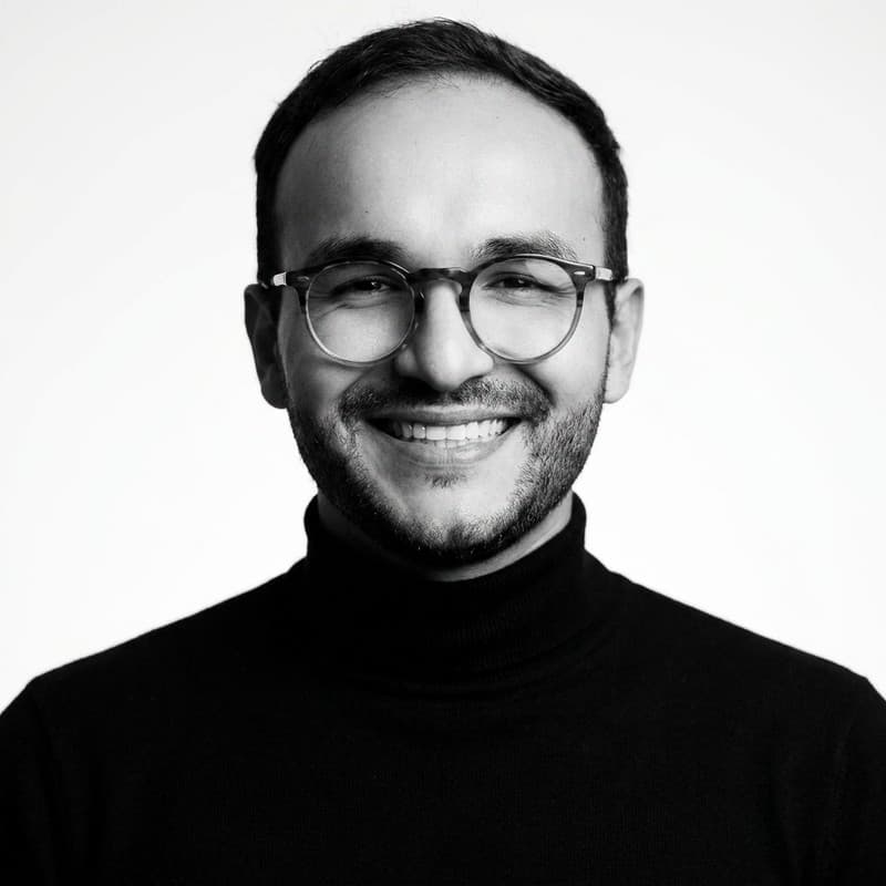 Dr. Matheus Prestes · preto e branco com gola alta e sorriso